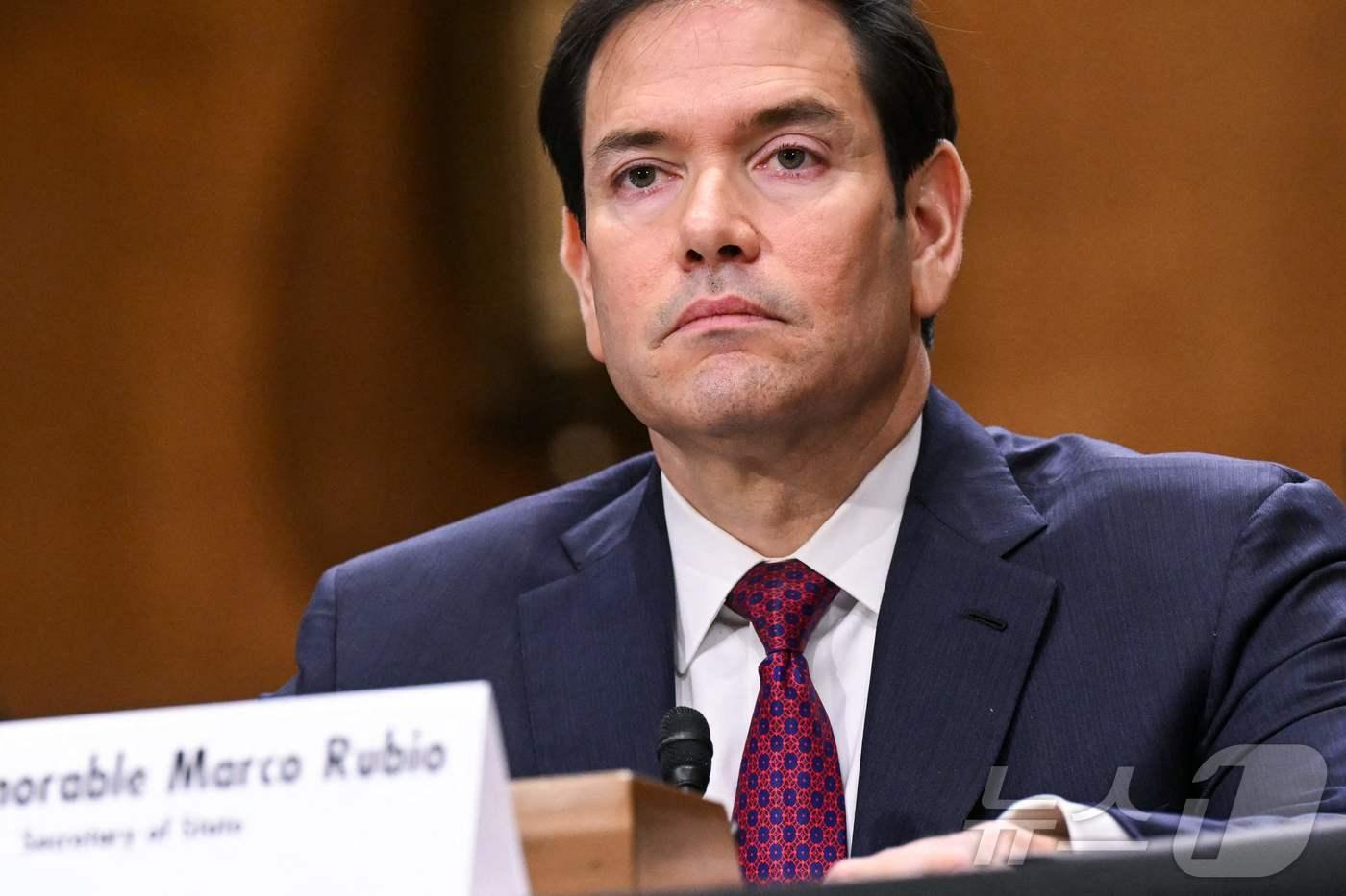 본문 이미지 - 마르코 루비오 미국 국무장관이 28일(현지시간) 워싱턴 DC 국회의사당에서 열린 상원 외교위원회 청문회에서 베네수엘라에 대한 미국의 정책을 검토하며 증언하고 있다. 2026.01.28. ⓒ AFP=뉴스1 ⓒ News1 이정환 기자