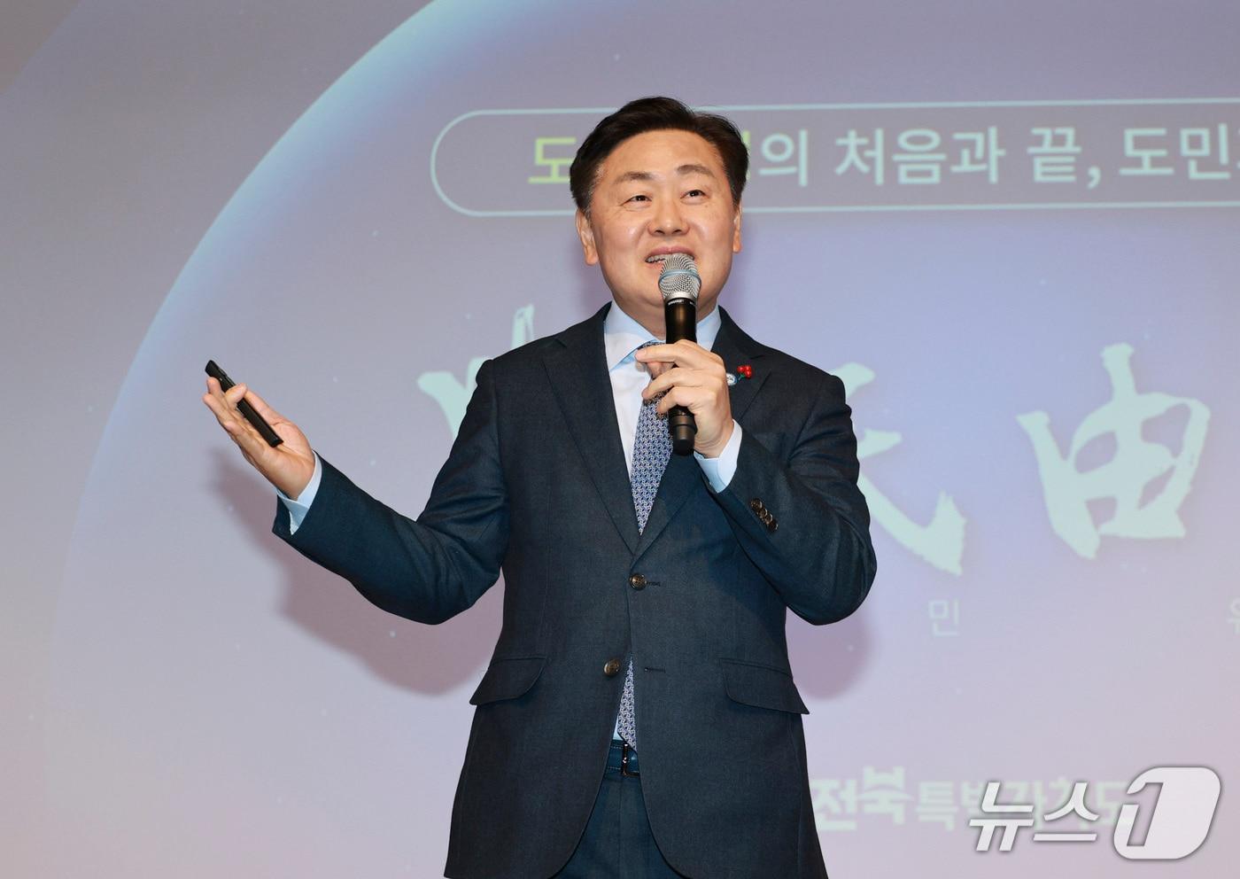 본문 이미지 - 30일 전북 부안군청에서 ‘도민과 함께하는 2026년 시군 방문’ 행사가 개최된 가운데 김관영 도지사가 특강을 진행하고 있다.(전북도 제공. 재판매 및 DB금지)/뉴스1 