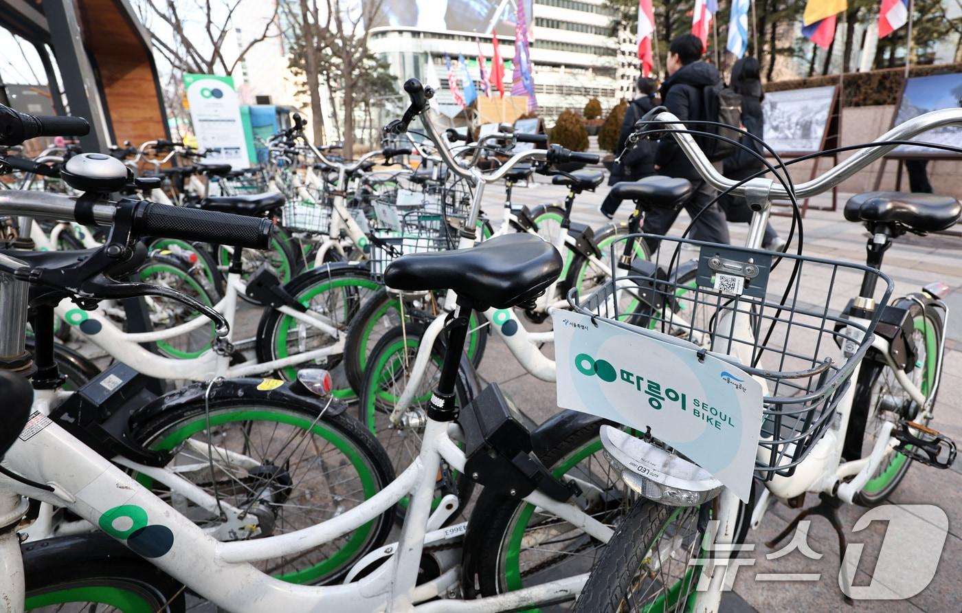 본문 이미지 - 30일 오후 서울 시내의 한 따릉이 대여소에 따릉이가 세워져 있다. 서울시는 30일 경찰로부터 따릉이 회원정보 유출이 의심된다는 정황이 서울시설공단에 전달됐다고 밝혔다. 2026.1.30/뉴스1 ⓒ News1 최지환 기자