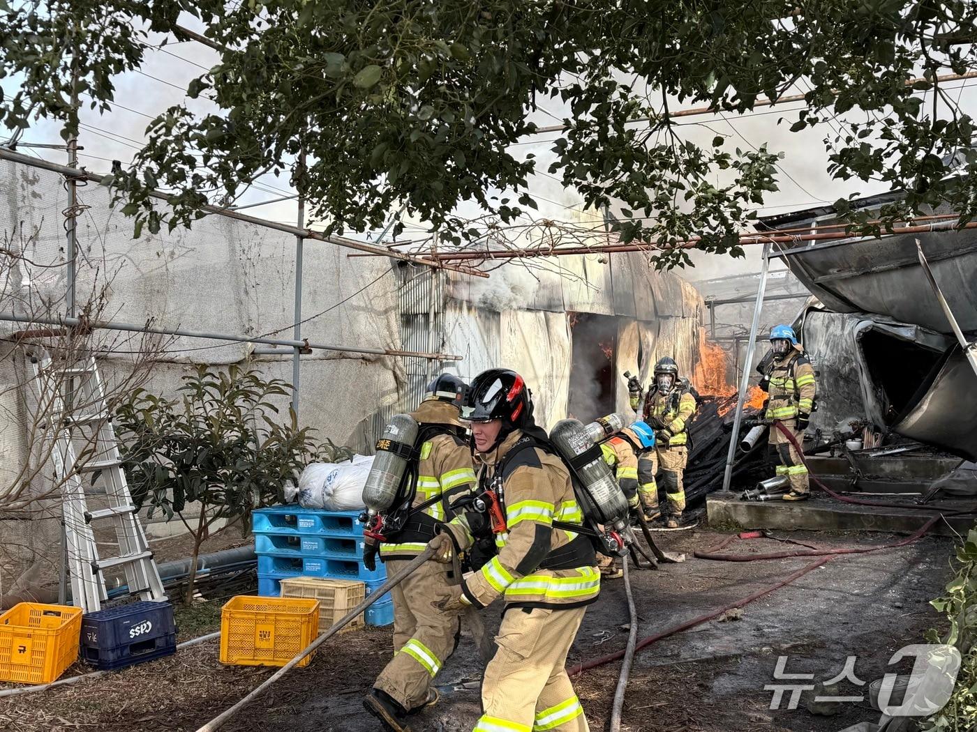 본문 이미지 - 30일 오후 제주시 도련동 가건물에서 난 화재 현장(제주도소방안전본부 제공. 재판매 및 DB 금지)