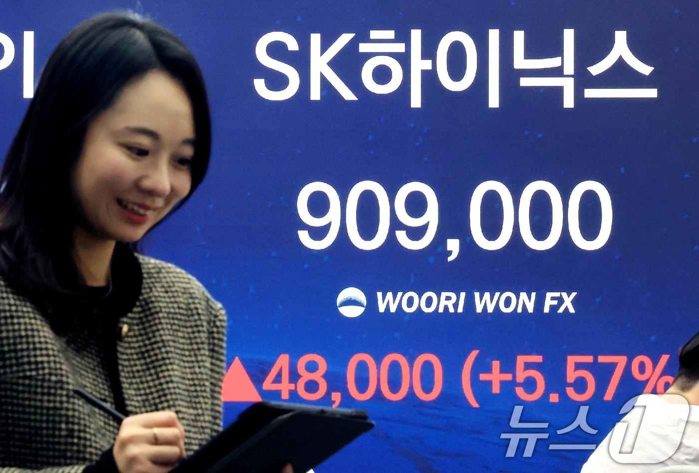 본문 이미지 - 지난 1월30일 서울 중구 우리은행 본점 딜링룸 전광판에 SK하이닉스 종가가 표시되고 있다. 이날 SK하이닉스는 48,000원(5.57%) 상승한 90만9000원에 마감했다. 2026.1.30/뉴스1 ⓒ News1 이호윤 기자