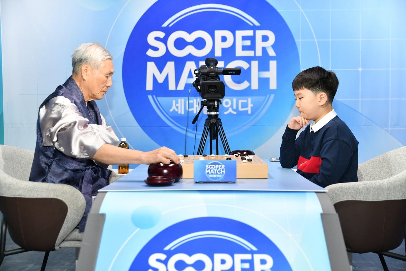 본문 이미지 - 특별대국을 펼친 조훈현 9단과 유하준 초단. (한국기원 제공)