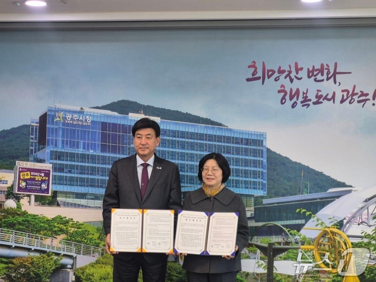 본문 이미지 - 방세환 시장(왼쪽)과 오성애 교육장이 ‘광주시–경기공유학교 학교 맞춤형 업무협약’을 체결한 뒤 기념촬영을 하고 있다.(교육지원청 제공)