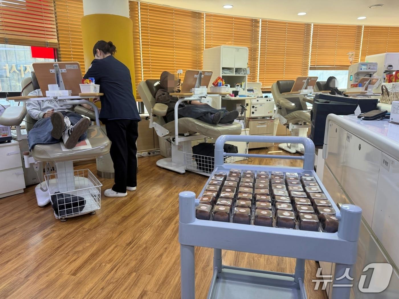 본문 이미지 - 두쫀쿠 증정 행사가 진행된 지난 29일 오전 강원 춘천 명동 헌혈의집에서 시민들이 헌혈을 하고 있다.2026.1.29 한귀섭 기자