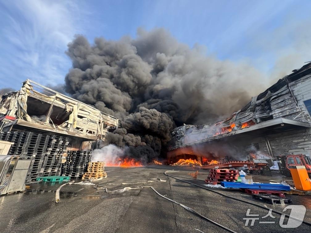 본문 이미지 - 30일 오후 충북 음성군 맹동면 두성리의 한 소재 공장에서 화재가 발생했다.(소방청 제공)