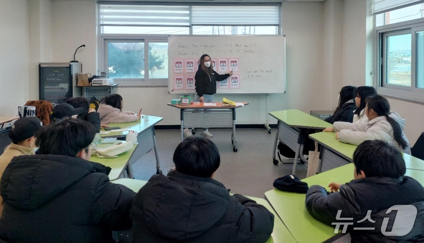 본문 이미지 - 충북 진천군 드림스타트가 겨울방학 기간 돌봄 공백 해소를 위해 프로그램을 운영하고 있다.(진천군 제공, 재판매 및 DB금지)/뉴스1