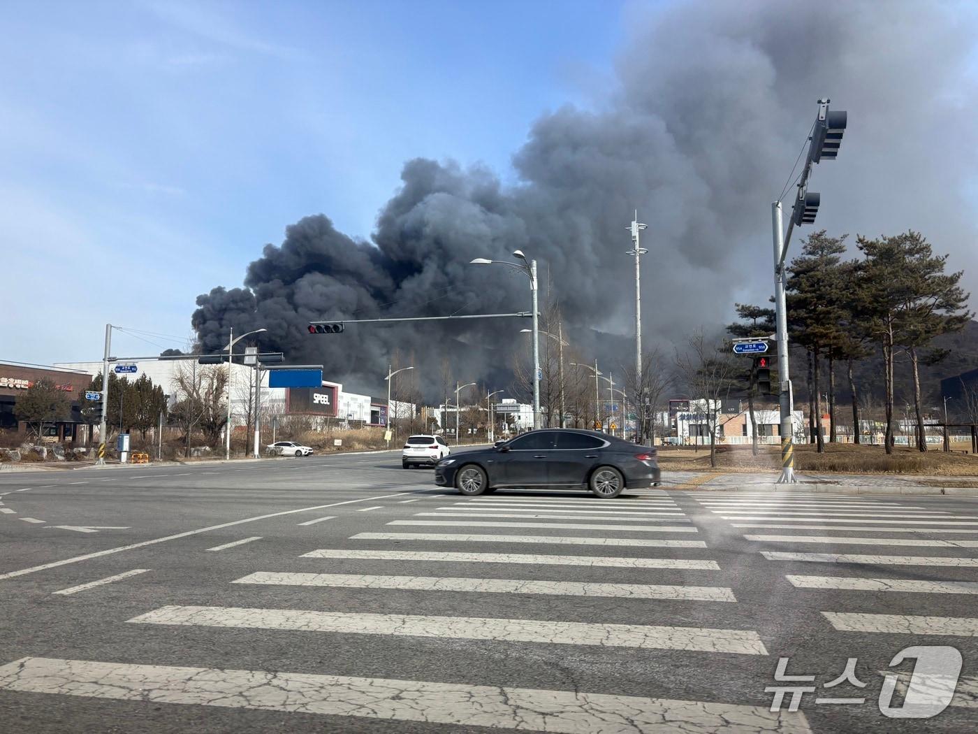 본문 이미지 -  음성군 맹동면 펄프 공장 화재.(독자 제공)/뉴스1