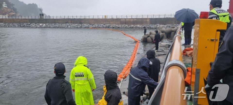 본문 이미지 - 관할 항내 기름 유입 차단 위한 오일펜스 설치하는 해경.(동해해경청 제공, 재판매 및 DB 금지) 2026.1.30/뉴스1
