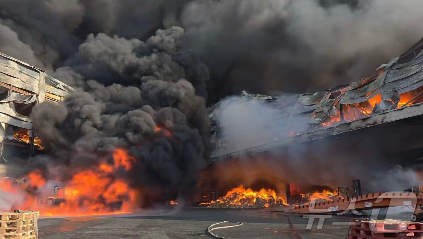본문 이미지 - 30일 오후 2시 55분쯤 충북 음성군 맹동면 한 펄프공장에서 불이 나 외국인 근로자 2명이 연락 두절됐다. 소방 당국은 대응 2단계를 발령하고 헬기 등을 동원해 진화 중이다.(충북소방본부 제공. 재판매 및 DB 금지) 2026.1.30/뉴스1 ⓒ News1 김용빈 기자