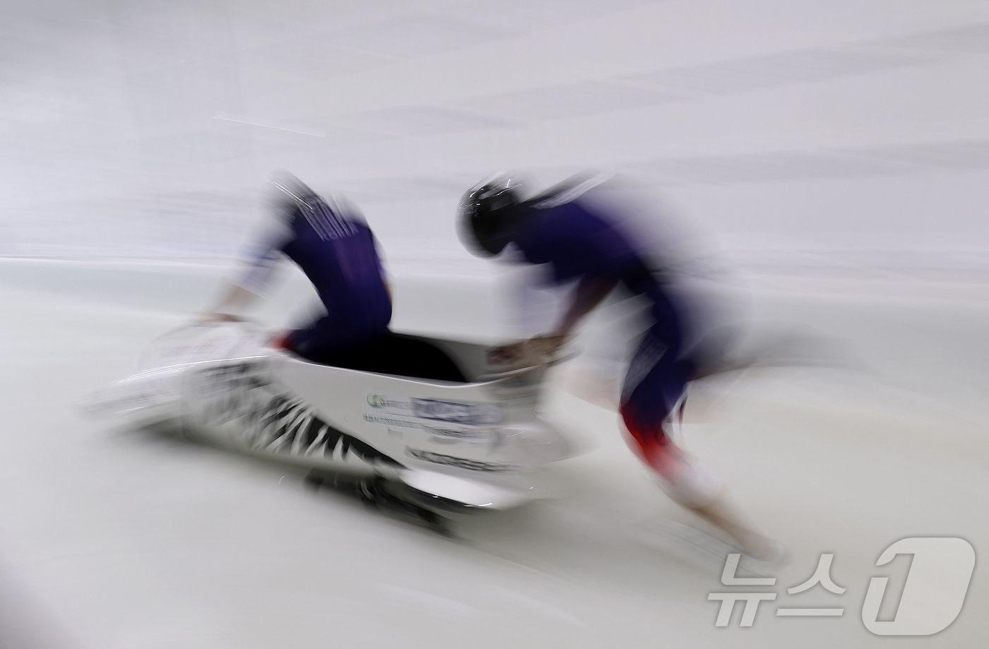 본문 이미지 - 봅슬레이 2인승 김진수, 김형근의 경기 모습.  ⓒ AFP=뉴스1