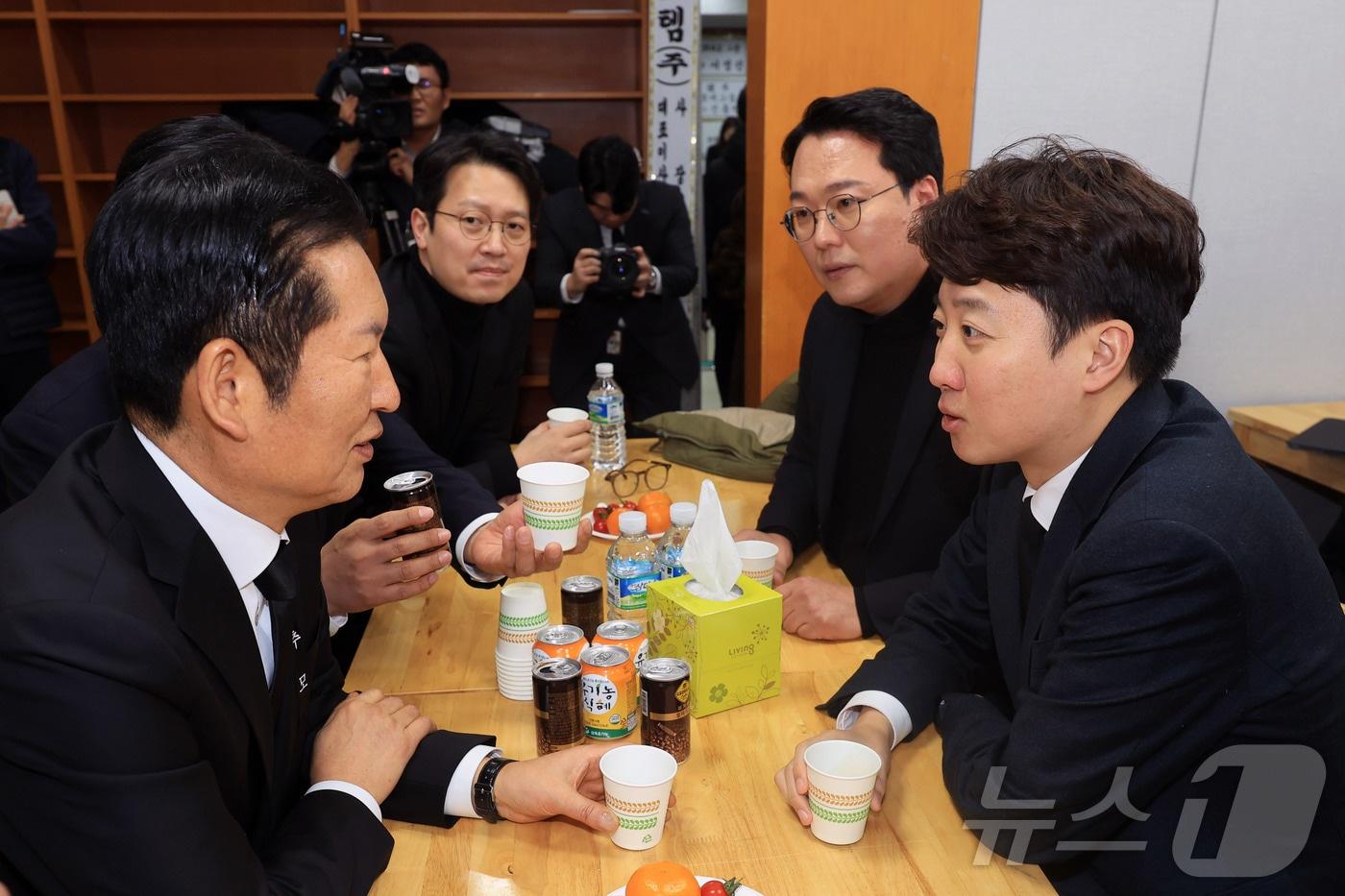 본문 이미지 - 이준석 개혁신당 대표가 30일 오후 서울 종로구 서울대학교병원 장례식장에 마련된 故 이해찬 전 국무총리의 빈소에서 조문을 마친 후 정청래 더불어민주당 대표와 대화하고 있다. 2026.1.30/뉴스1 ⓒ News1 사진공동취재단