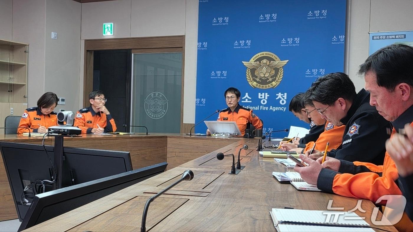 본문 이미지 - 김승룡 소방청장 직무대행이 충북 음성군 공장화재 관련 상황판단회의를 개최하고 있다