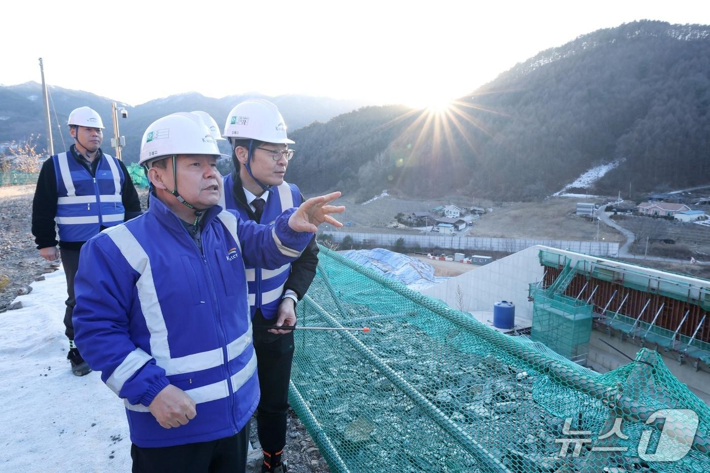본문 이미지 - 윤석대 한국수자원공사 사장(맨 앞)이 경북 봉화댐 좌안에서 건설 현장을 점검하고 있다. (한국수자원공사 제공.재판매 및 DB금지)/뉴스1