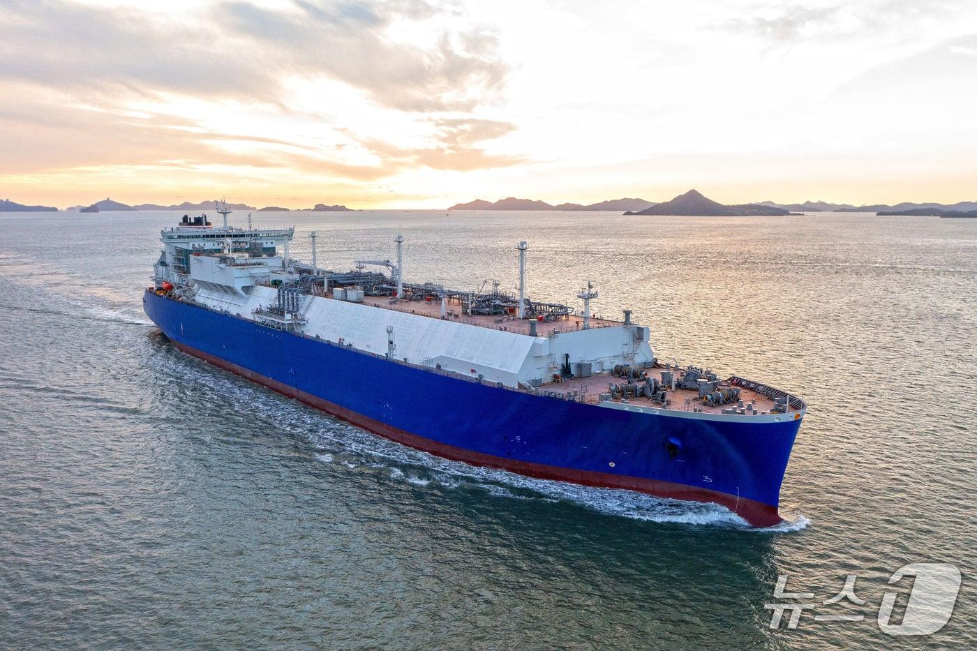 본문 이미지 - HD현대중공업이 건조해 인도한 초대형 LNG 운반선. (HD현대 제공)