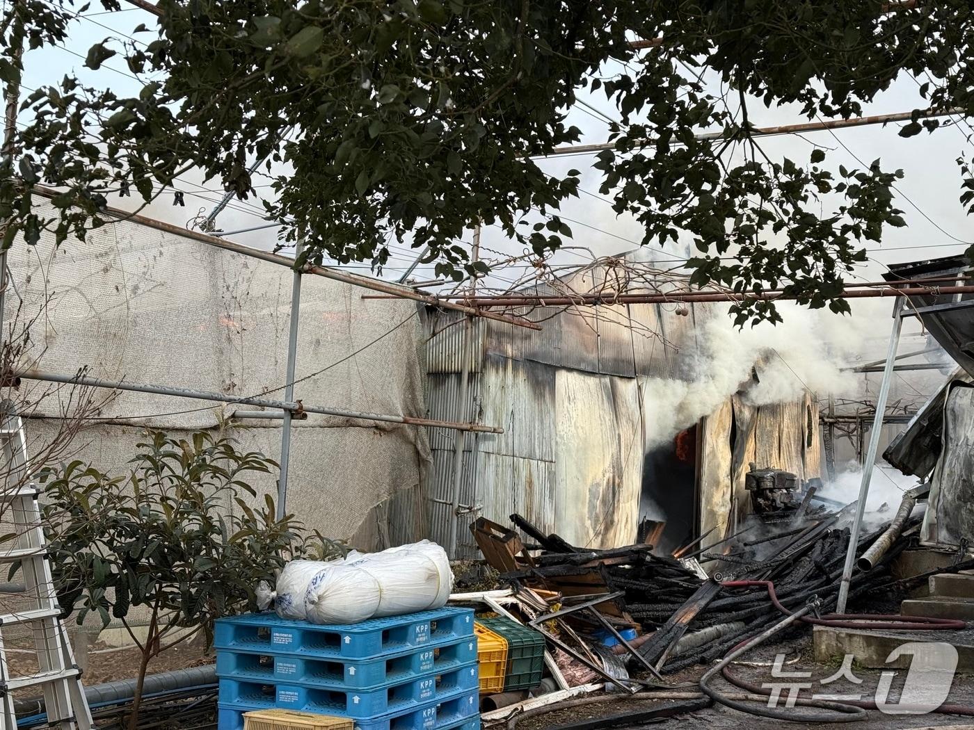 본문 이미지 - 30일 오후 제주시 도련동에서 발생한 화재 현장.(제주도소방안전본부 제공. 재판매 및 DB 금지)