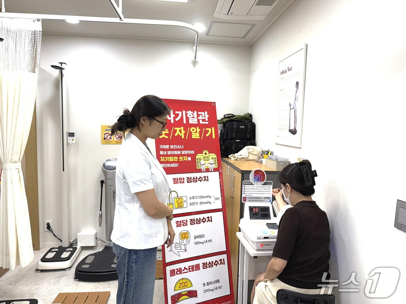 본문 이미지 - 대사증후군 검사를 받는 시민 모습(서울시청 제공)