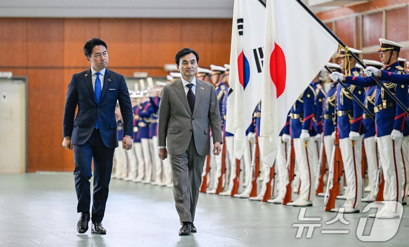 본문 이미지 - 안규백 국방부장관과 고이즈미 신지로 일본 방위대신이 30일 일본 해상자위대 요코스카총감부에서 열린 한일 국방장관회담에 참석하고 있다. (국방부 제공. 재판매 및 DB 금지) 2026.1.30/뉴스1 ⓒ News1 이호윤 기자