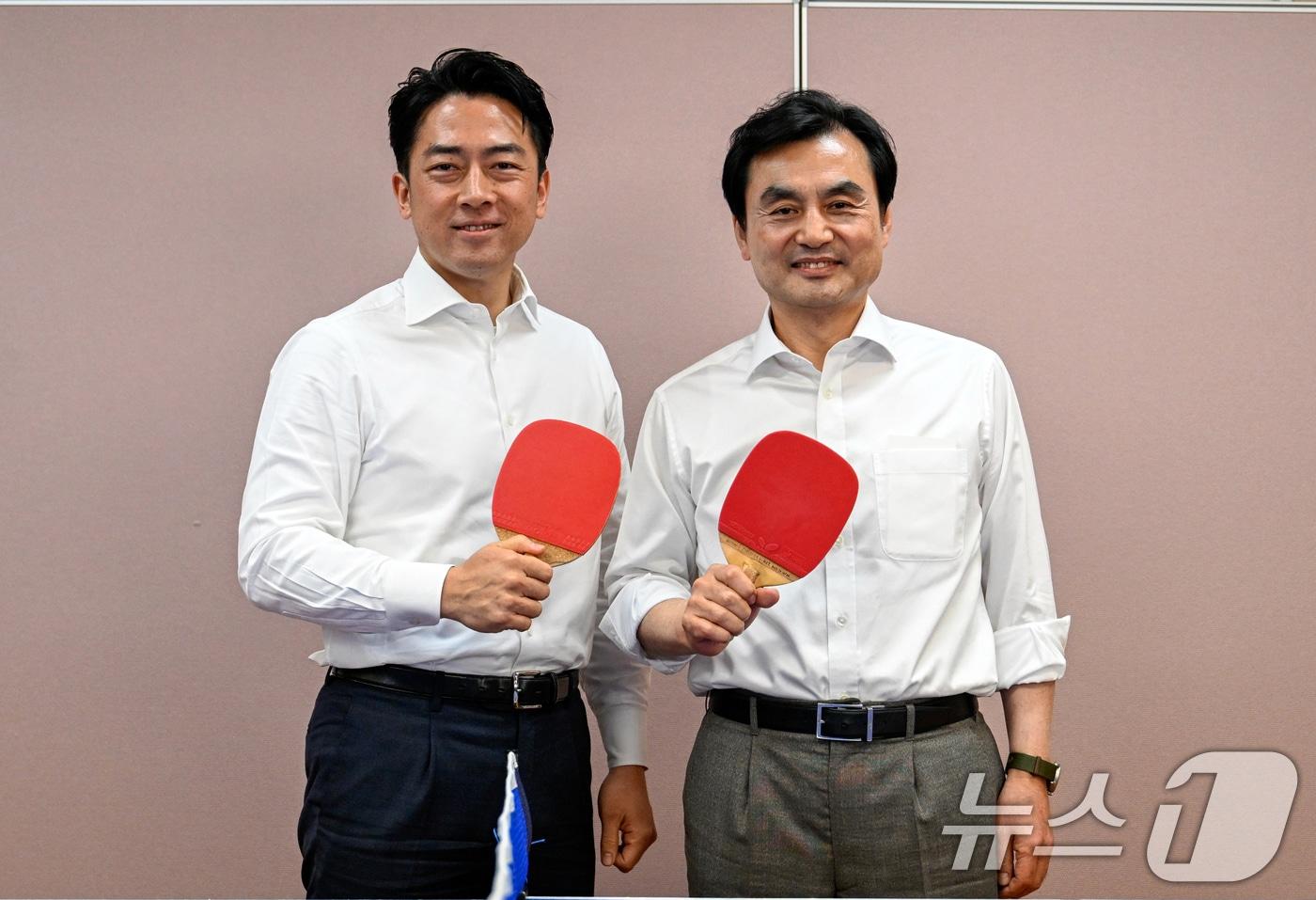 본문 이미지 - 안규백 국방부장관과 고이즈미 신지로 일본 방위대신이 지난 1월 일본 가나가와현 요코스카시 해상자위대 총감부에서 탁구를 친 뒤 기념촬영을 하고 있다. (국방부 제공. 재판매 및 DB 금지) 2026.1.30 ⓒ 뉴스1 이호윤 기자