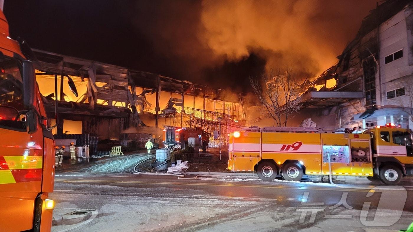 본문 이미지 - 30일 오후 2시 55분쯤 충북 음성군 맹동면 한 펄프공장에서 화재가 발생해 외국인 근로자 2명이 연락 두절됐다. 소방 당국은 대응 2단계를 발령하고 헬기 등을 동원해 진화 중이다. 2026.1.30/뉴스1 ⓒ News1 임양규 기자