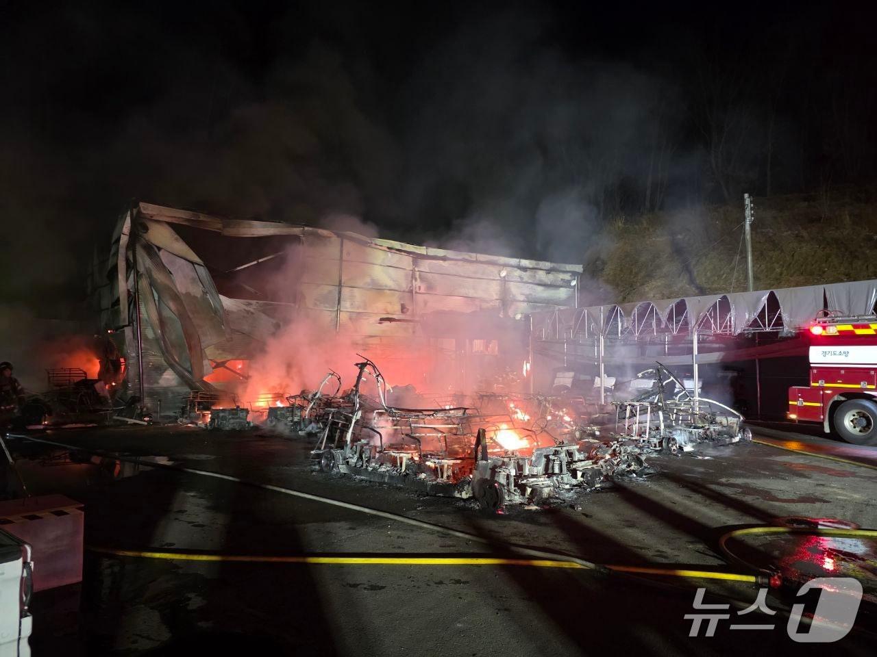 본문 이미지 - 30일 오후 발생한 경기 안성시 골프카트 제조업체 화재. (사진=경기도소방재난본부)