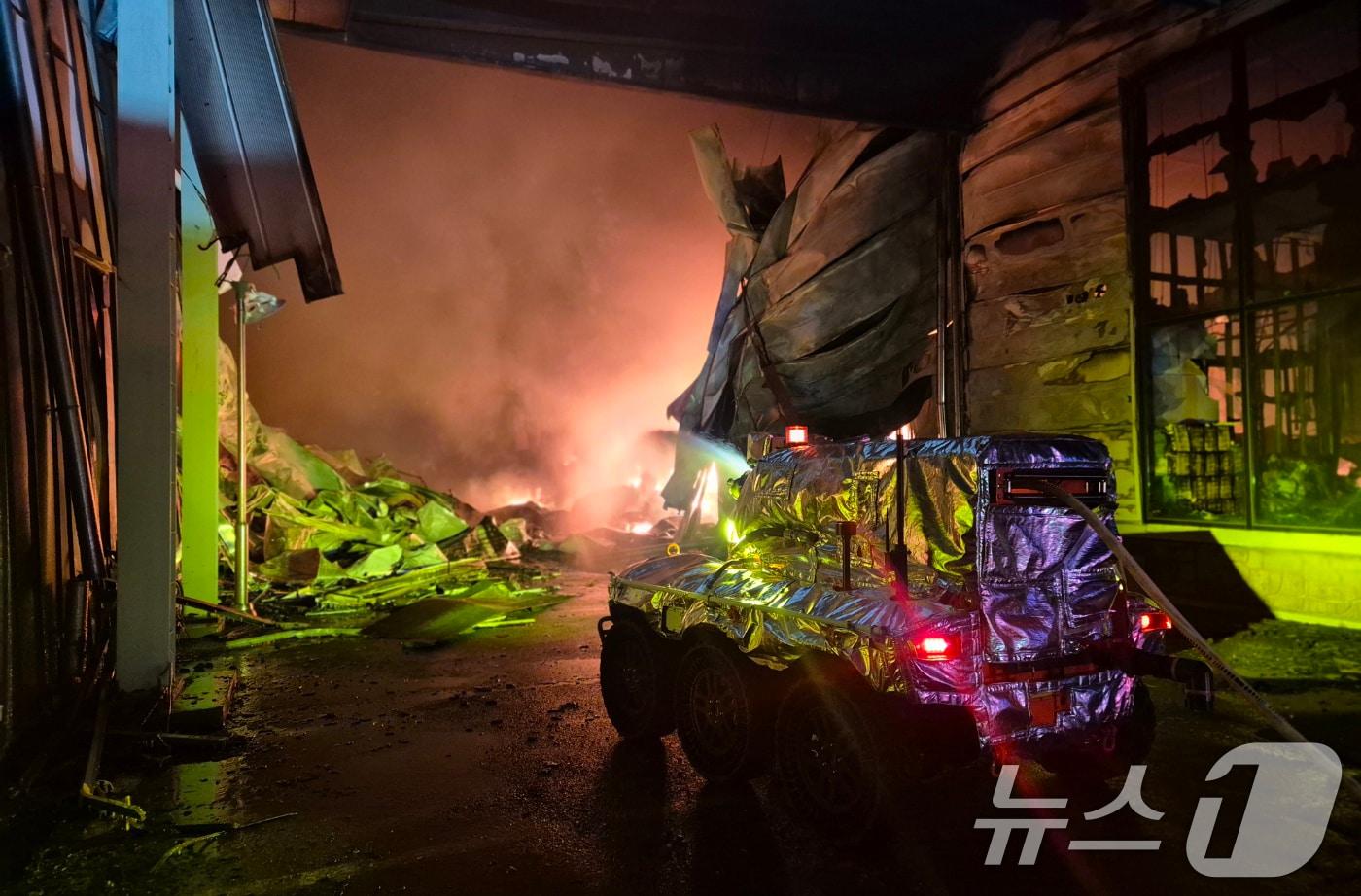본문 이미지 - 30일 충북 음성군 맹동면 한 펄프공장에서 발생한 화재현장에 무인소방로봇이 투입되고 있다. 소방 당국은 대응 2단계를 발령하고 헬기 등을 동원해 진화 중이다. (소방청 제공. 재판매 및 DB 금지) 2026.1.30/뉴스1 ⓒ News1 이호윤 기자