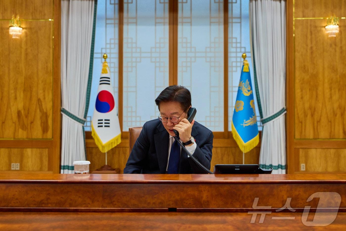 본문 이미지 - 이재명 대통령이 30일 청와대에서 연임에 성공한 또 럼 베트남 서기장과 통화를 하고 있다. (청와대 제공. 재판매 및 DB 금지) 2026.1.30 ⓒ 뉴스1 허경 기자