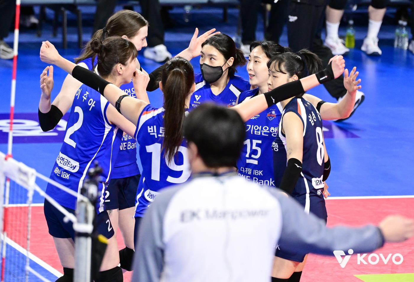 본문 이미지 - 여자 프로배구 기업은행이 한국도로공사를 꺾고 2연패에서 탈출했다. (KOVO 제공)