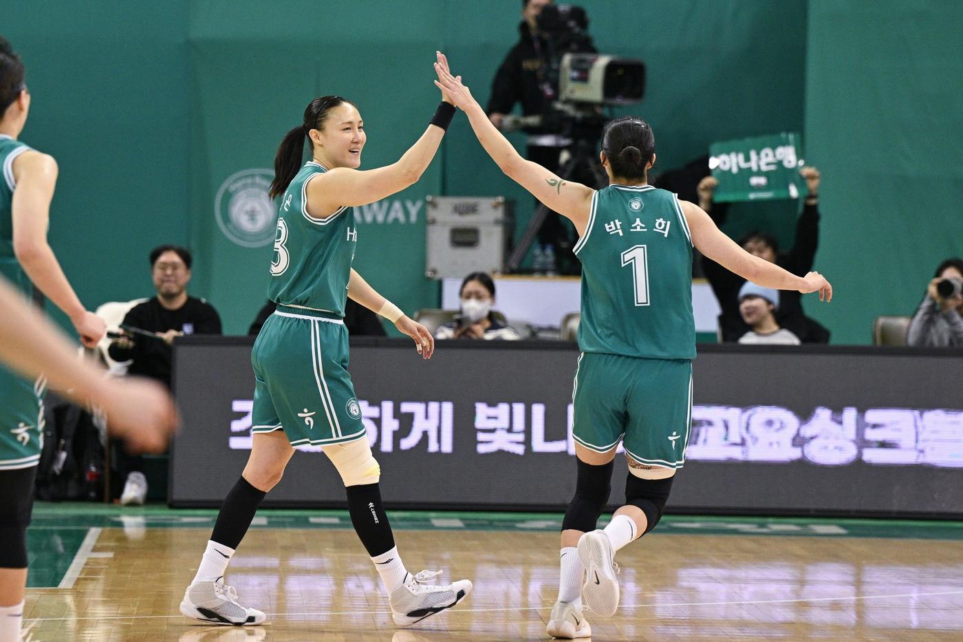 본문 이미지 - 여자 프로농구 부천 하나은행이 2연패에서 탈출하며 선두를 유지했다. (WKBL 제공)