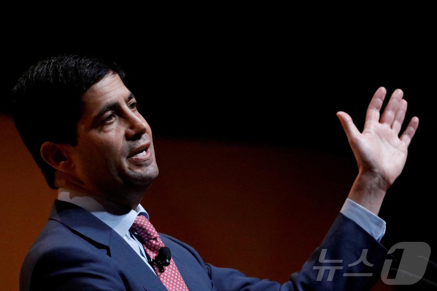 본문 이미지 - 도널드 트럼프 미국 대통령이 29일(현지시간) 차기 연방준비제도(Fed·연준) 의장에 케빈 워시 전 연준 이사를 지명했다. 사진은 지난 2017년 미국 뉴욕에서 열린 손 투자 콘퍼런스에서 케빈 워시가 발언하는 모습. ⓒ 로이터=뉴스1 2026.1.30/뉴스1 ⓒ News1 이호윤 기자