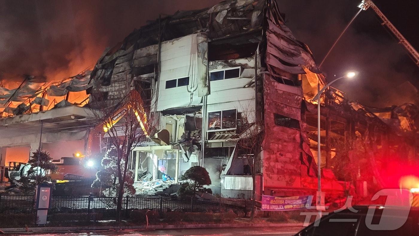 본문 이미지 - 30일 오후 2시 55분쯤 충북 음성군 맹동면 한 펄프공장에서 화재가 발생해 소방 당국이 대응 2단계를 발령하고 화재 진화 작업을 하고 있다. 진화 작업과 함께 연락이 두절됐던 외국인 근로자 2명의 실종자 수색 작업이 진행 중이다.2026.1.30/뉴스1 ⓒ News1 임양규 기자