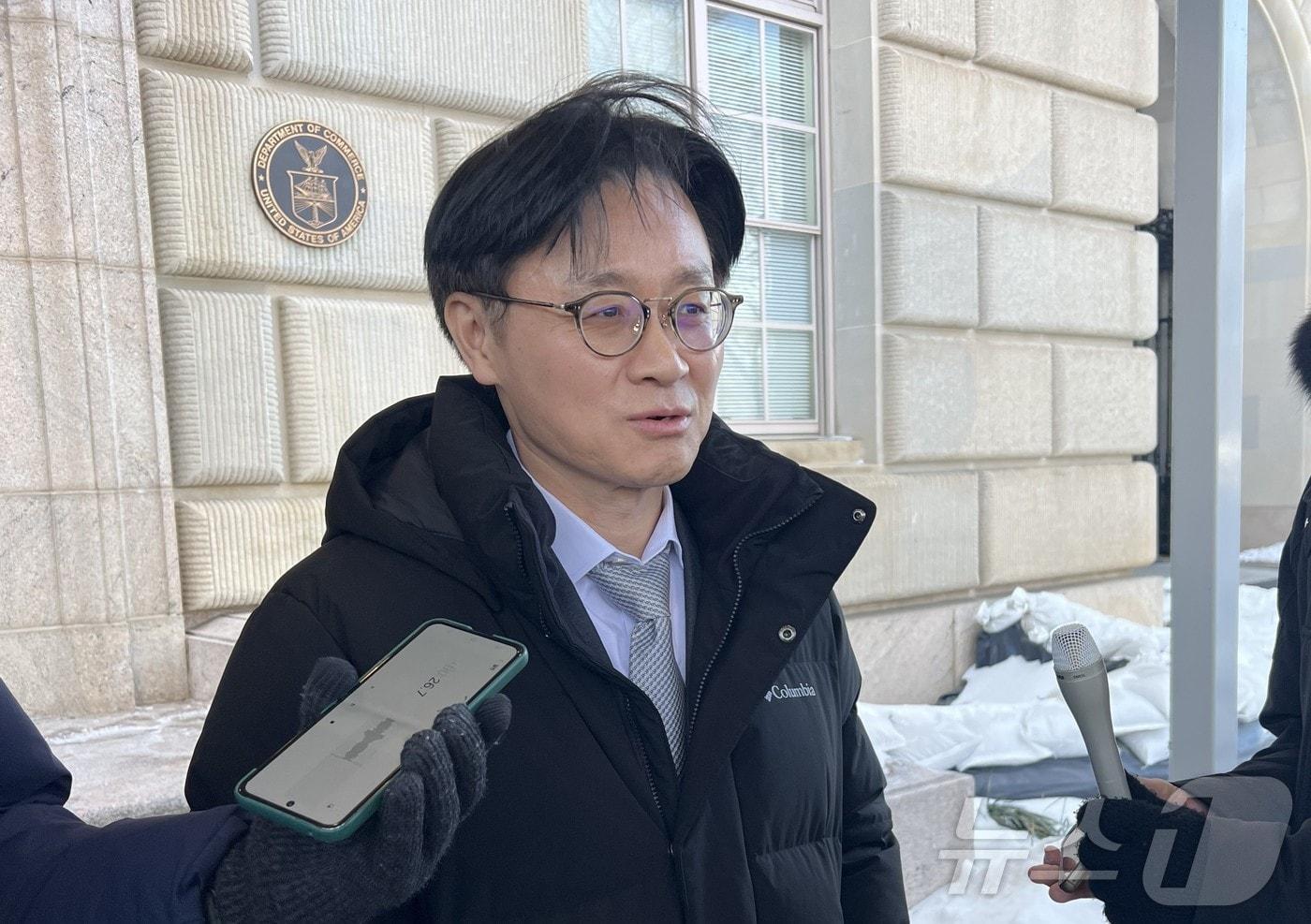 본문 이미지 - 김정관 산업통상부 장관이 30일(현지시간) 미국 워싱턴DC 상무부 청사에서 하워드 러트닉 상무장관과 이틀째 면담을 마치고 대화 결과에 대해 밝히고 있다. ⓒ News1 류정민 특파원