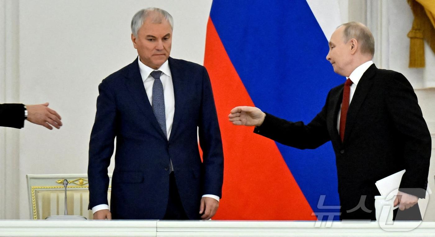 본문 이미지 - 블라디미르 푸틴 러시아 대통령(오른쪽)과 뱌체슬라프 볼로딘 국가두마 의장. 2025.12.25 ⓒ 로이터=뉴스1 ⓒ News1 김지완 기자