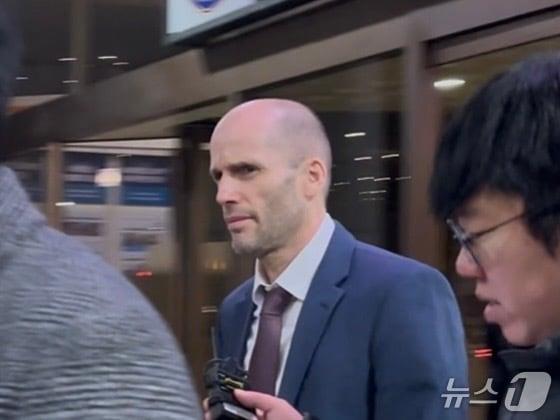 본문 이미지 - 해롤드 로저스 쿠팡 한국법인 임시대표가 경찰 조사를 마치고 나오는 모습. 2026.1.31/뉴스1 ⓒ News1 강서연 기자