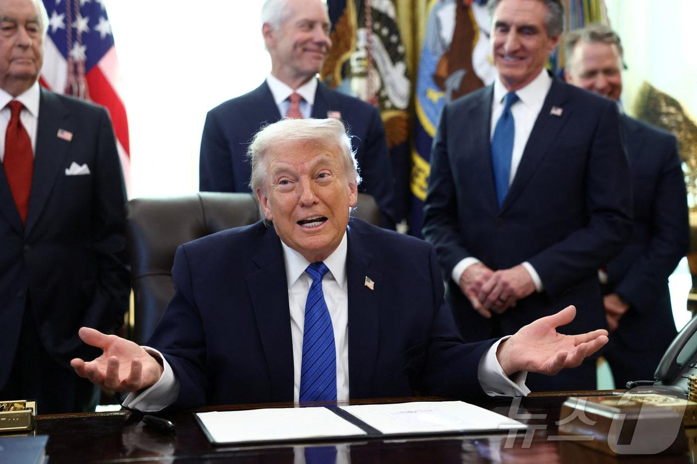 본문 이미지 - 도널드 트럼프 미국 대통령이 30일(현지시간) 워싱턴DC 백악관 오벌오피스(미 대통령 집무실)에서 열린 행정명령 서명행사에서 발언하고 있다. 2026.01.30. ⓒ 로이터=뉴스1 ⓒ News1 류정민 특파원