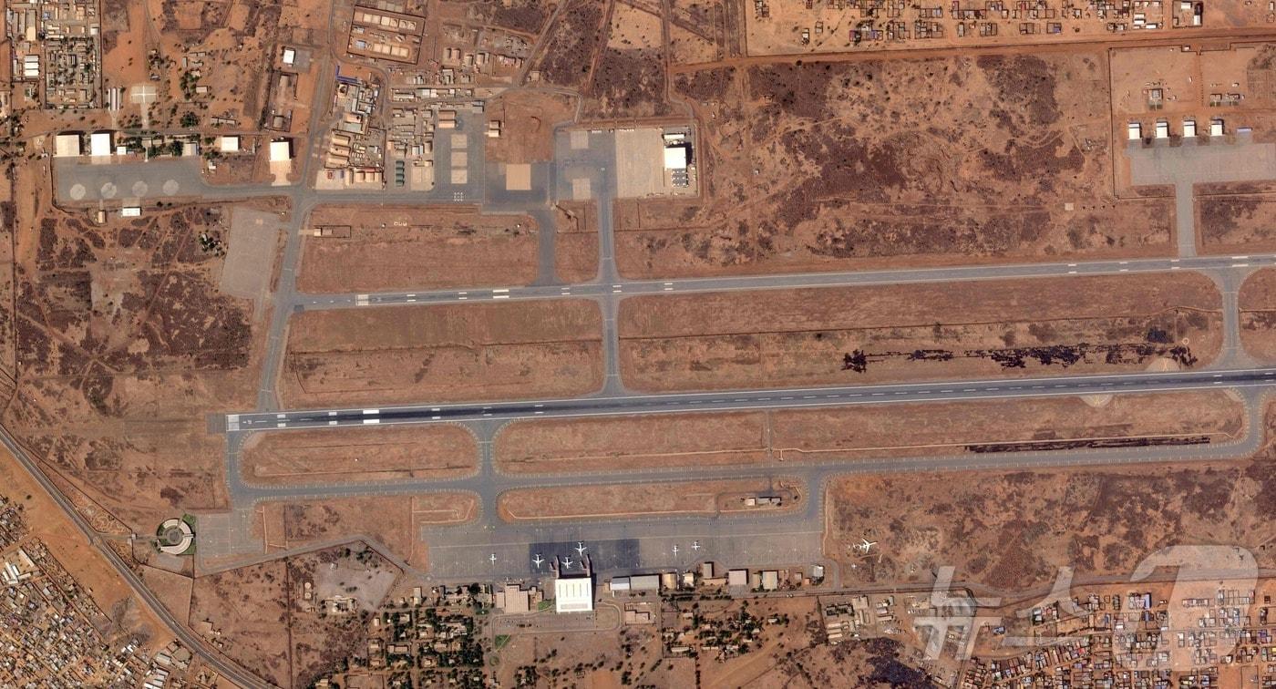 본문 이미지 - 29일(현지시간) 테러 공격을 받은 서아프리카 니제르 수도 니아메 공항의 위성사진. 불에 탄 활주로 인근 일부 지역과 공항 격납고 모습이 보인다. 사진은 플래닛랩스 PBC 제공. 2026.01.29 ⓒ AFP=뉴스1 ⓒ News1 김지완 기자