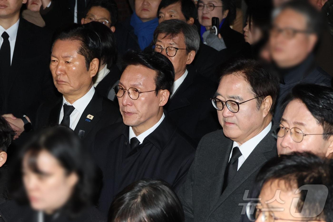 본문 이미지 - 지난 1월 31일 오전 서울 종로구 서울대학교병원 장례식장에서 열린 고 이해찬 전 총리의 발인식에 자리한 우원식 전 국회의장, 김민석 국무총리, 정청래 전 더불어민주당 대표(사진 둘째줄 오른쪽 2번째부터 왼쪽으로).  (공동취재) 2026.1.31 ⓒ 뉴스1 김성진 기자