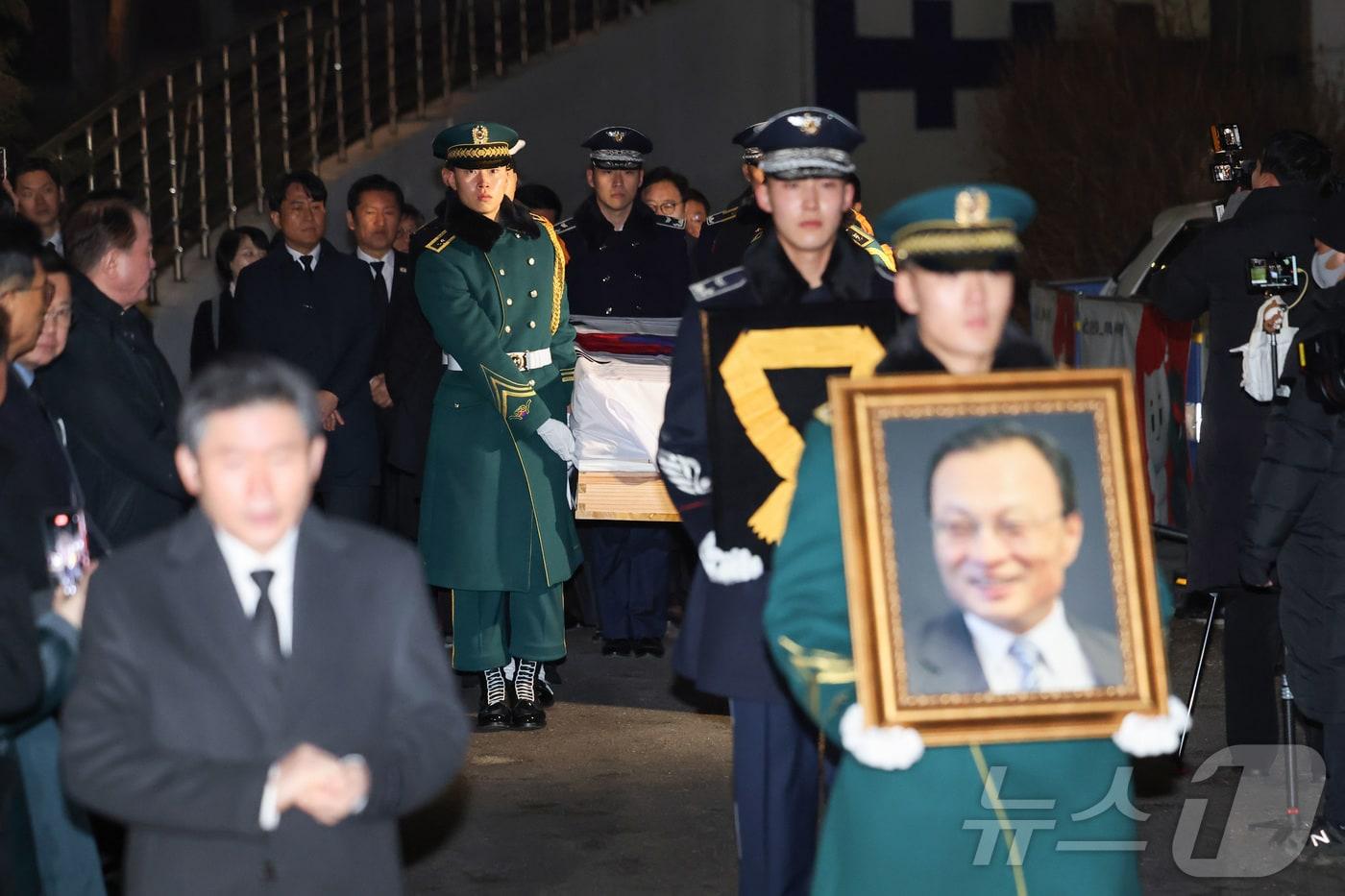 본문 이미지 - 31일 오전 서울 종로구 서울대학교병원 장례식장에서 고 이해찬 전 국무총리의 발인이 엄수되고 있다. (공동취재) 2026.1.31/뉴스1 ⓒ News1 김성진 기자