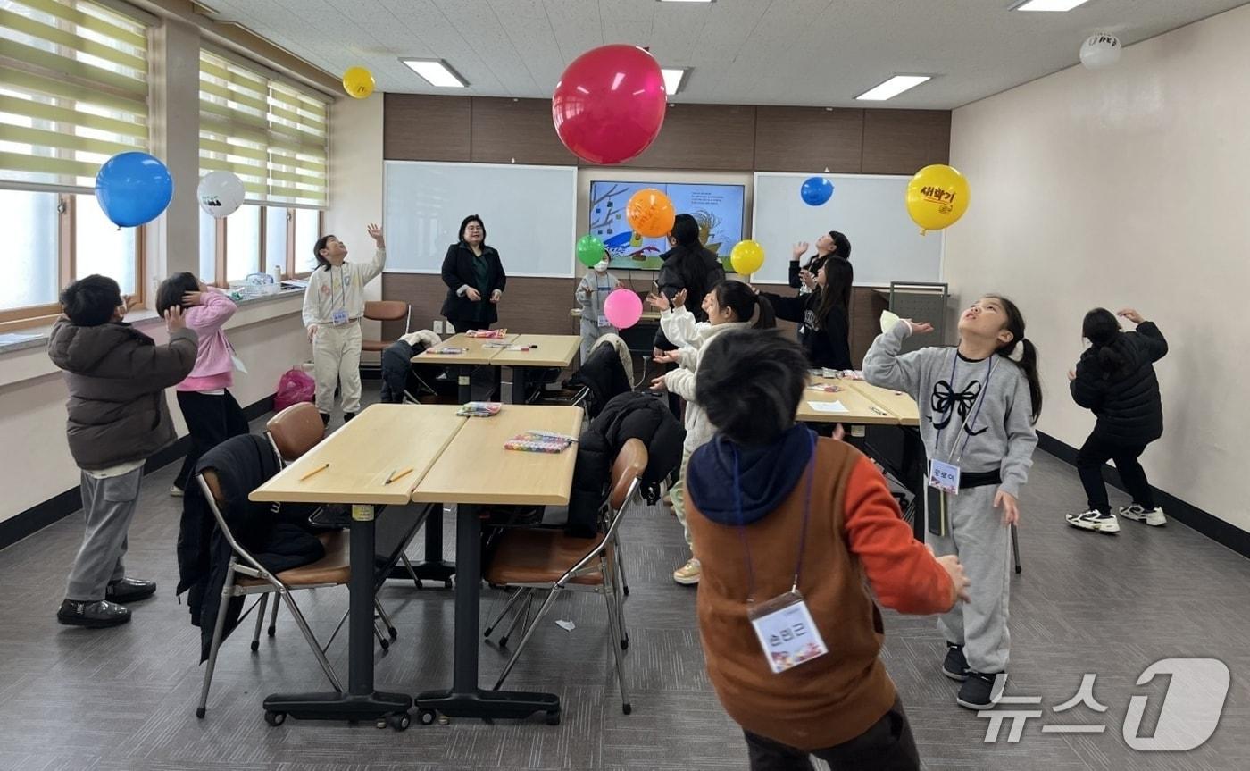 본문 이미지 - 충북 증평군청소년수련관이 겨울방학을 맞아 운영 중인 '청수네 슬기로운 겨울방학' 프로그램 진행 모습.(증평군 제공, 재판매 및 DB금지)/뉴스1