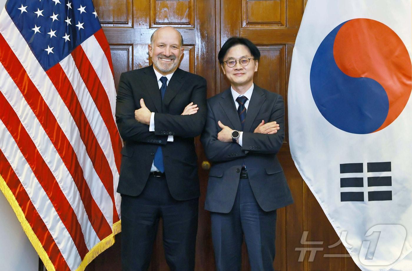 본문 이미지 - 김정관 산업통상부 장관이 29일(현지시간) 미국 워싱턴 D.C. 상무부 회의실에서 하워드 러트닉 상무부 장관과 회담에 앞서 기념촬영을 하고 있다. (산업통상부 제공. 재판매 및 DB 금지) 2026.1.31 ⓒ 뉴스1