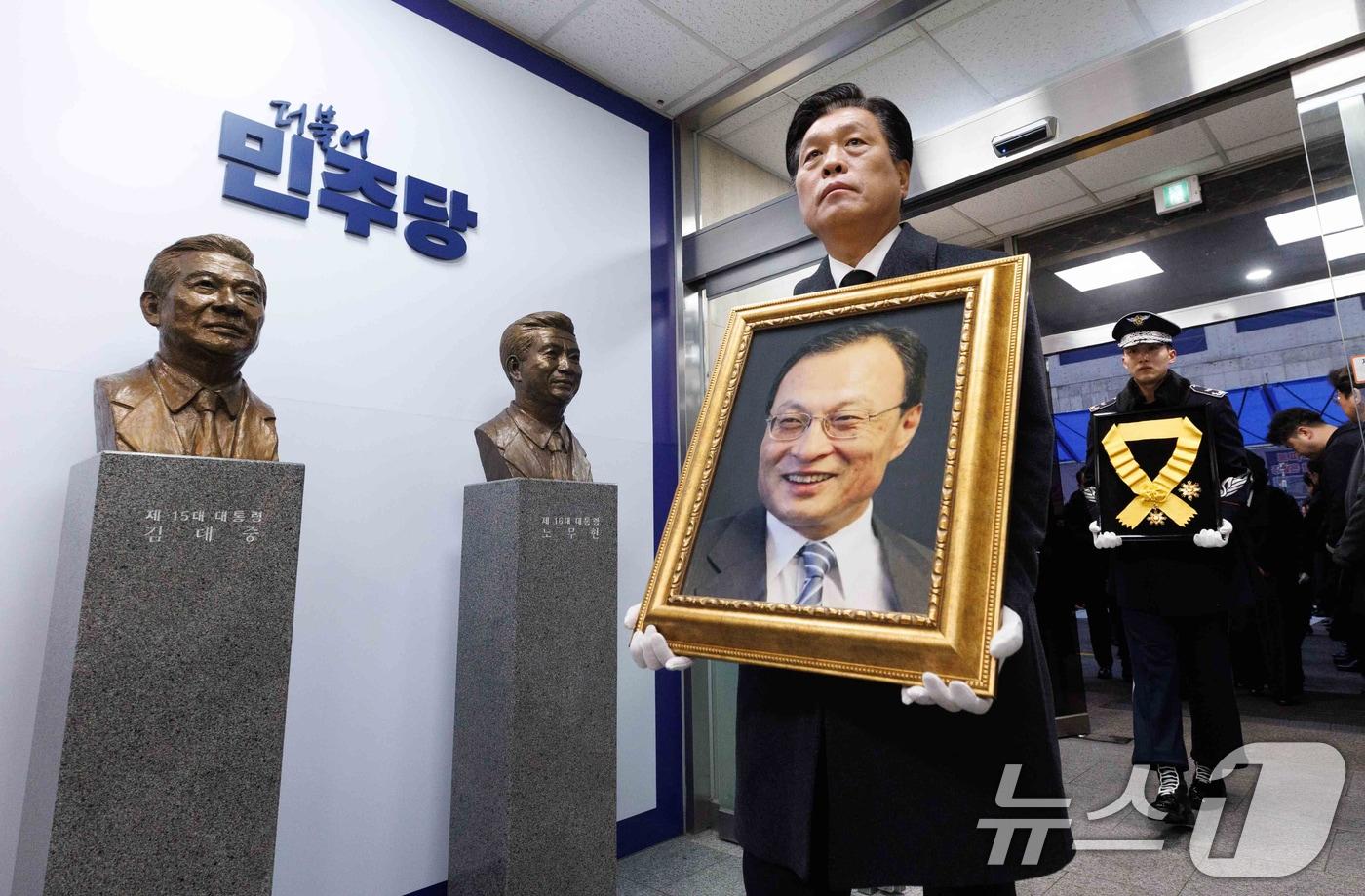 31일 오전 서울 여의도 더불어민주당 중앙당사에서 엄수된 고(故) 이해찬 민주평화통일자문회의 수석부의장 노제에서 조승래 더불어민주당 사무총장이 영정을 들고 당사로 들어서고 있다. (공동취재) 2026.1.31/뉴스1 ⓒ News1 오대일 기자