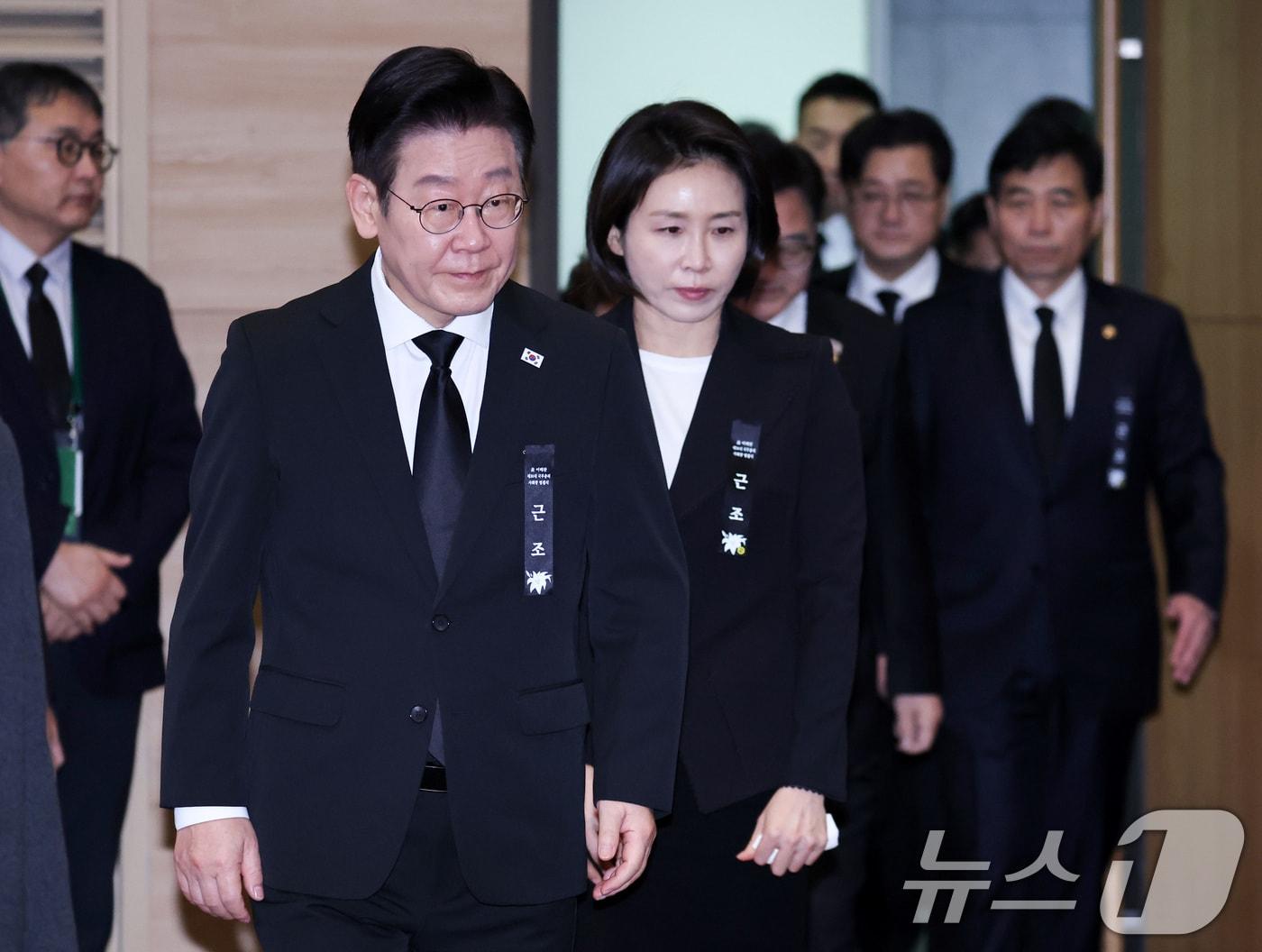 본문 이미지 - 이재명 대통령과 김혜경 여사가 31일 서울 여의도 국회 의원회관에서 열린 故 이해찬 제36대 국무총리 사회장 영결식에 입장하고 있다. ⓒ News1 이재명 기자