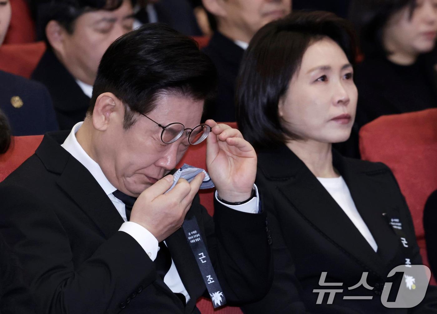 본문 이미지 - 이재명 대통령이 31일 서울 여의도 국회 의원회관에서 열린 故 이해찬 제36대 국무총리 사회장 영결식에서 눈물을 닦고 있다. 2026.1.31/뉴스1 ⓒ News1 이재명 기자