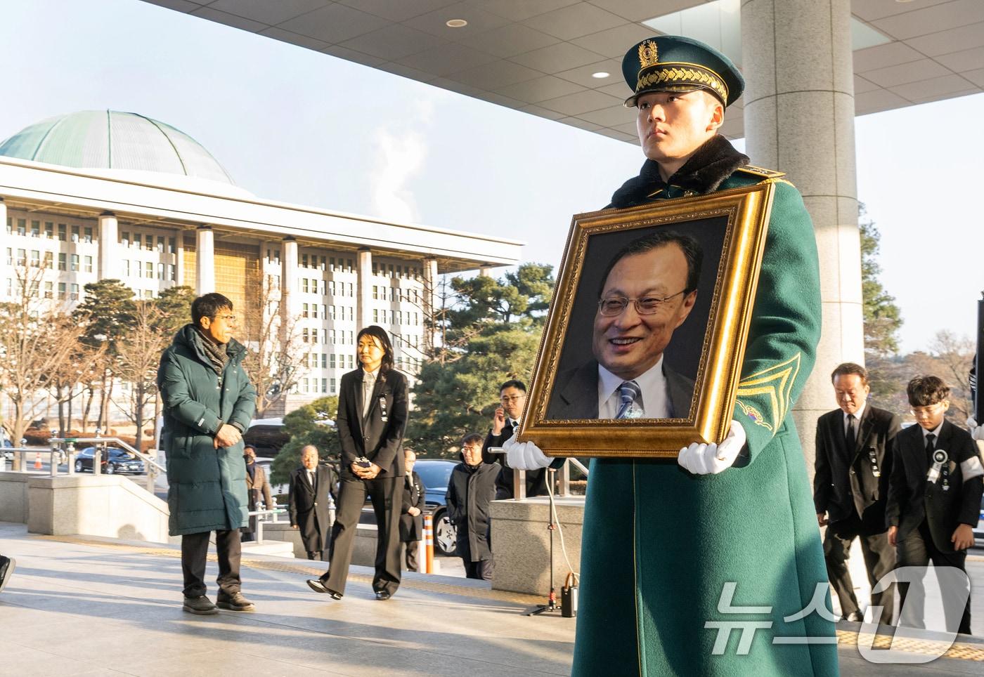 고(故) 이해찬 제36대 국무총리 사회장 영결식이 엄수된 31일 오전 고인의 영정이 영결식장이 서울 여의도 국회 의원회관으로 들어서고 있다. (공동취재) 2026.1.31/뉴스1 ⓒ News1 오대일 기자