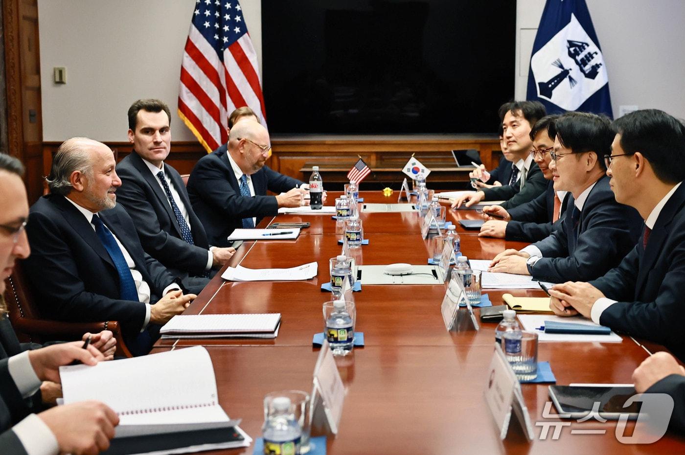 본문 이미지 - 김정관 산업통상부 장관은 29일(현지시간) 미국 워싱턴 D.C. 상무부 회의실에서 하워드 러트닉 상무장관과 면담을 갖고, 관세 등 통상 현안을 논의했다. (산업통상부 제공. 재판매 및 DB금지) 2026.1.31/뉴스1