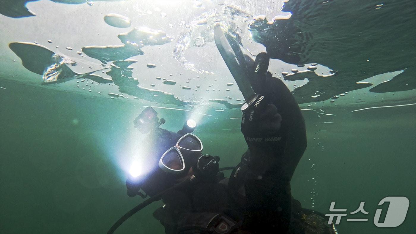 본문 이미지 - 2026 화천산천어축제 얼음 두께를 측정하는 재난구조대원.(화천군 제공, 재판매 및 DB금지)