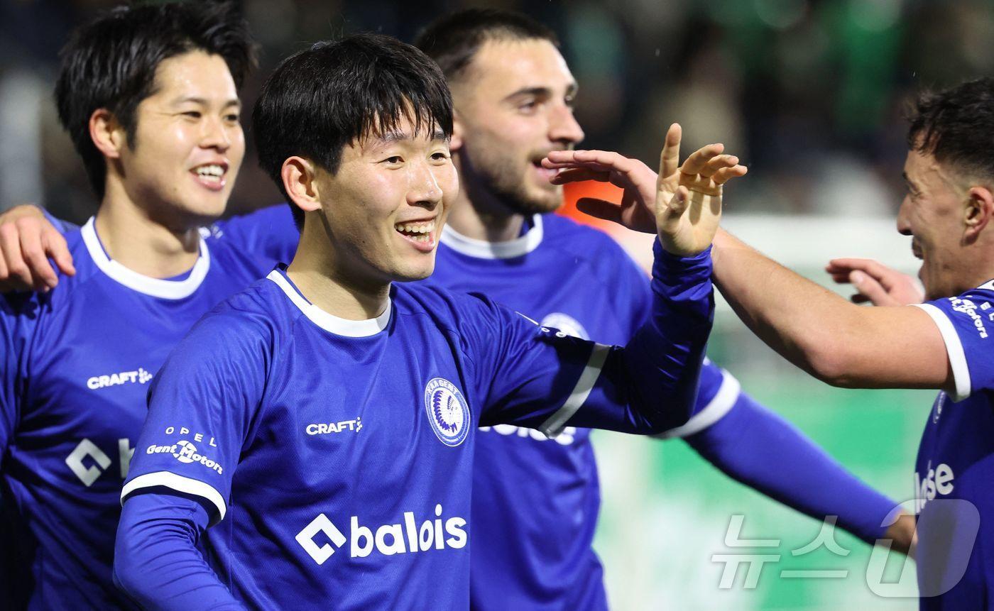 본문 이미지 - 헨트의 홍현석(가운데) ⓒ AFP=뉴스1