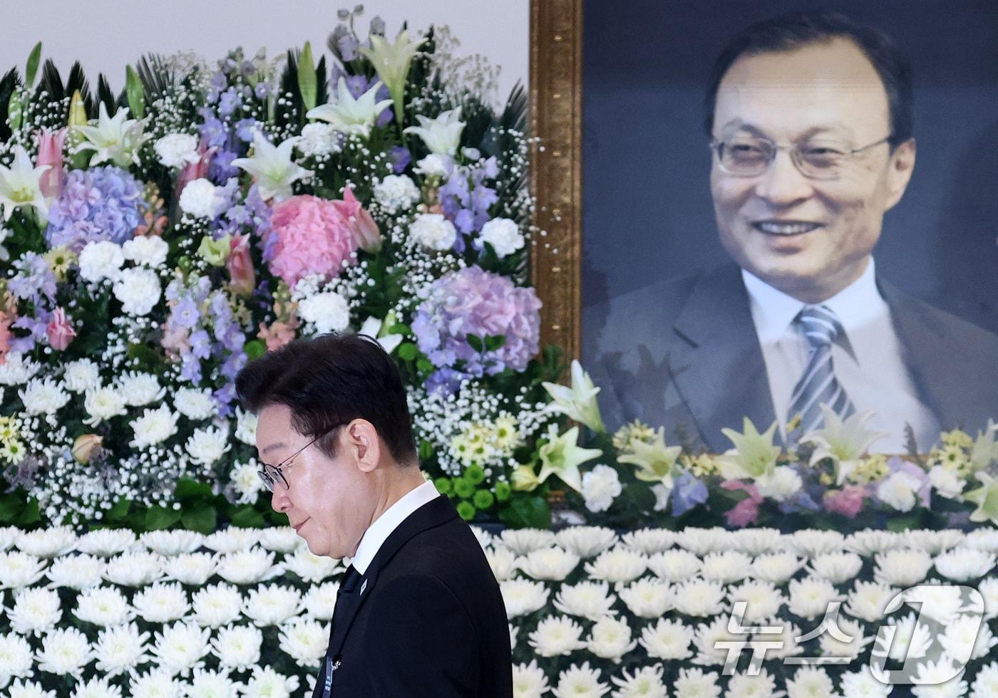 본문 이미지 - 이재명 대통령이 31일 서울 여의도 국회 의원회관에서 열린 故 이해찬 제36대 국무총리 사회장 영결식에서 헌화를 마친 후 자리로 이동하고 있다. 2026.1.31/뉴스1 ⓒ News1 이재명 기자