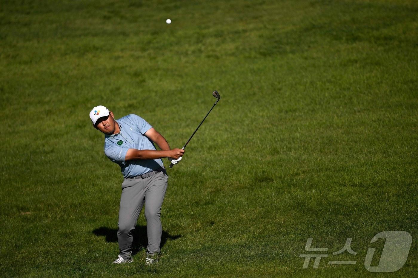 본문 이미지 - 김시우가 31일(한국시간) 열린 PGA 투어 파머스 인슈어런스오픈 2라운드에서 6타를 줄여 단독 5위에 올랐다. ⓒ AFP=뉴스1