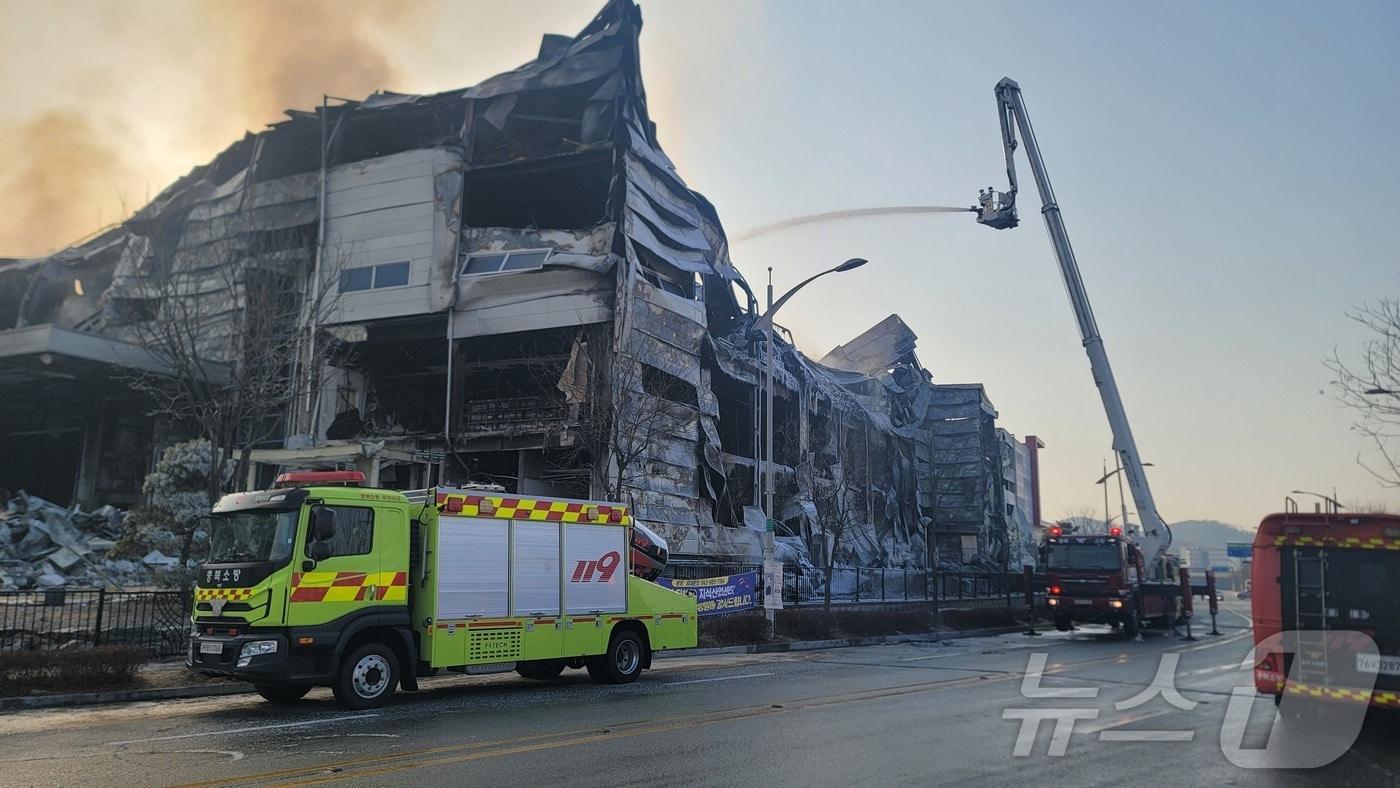 본문 이미지 - 31일 오전 충북 음성군 한 펄프공장에서 발생한 화재 현장에서 소방 당국이 진화 작업을 벌이고 있다. 이날 오전 11시  기준 진화율은 97%다. 실종된 외국인 근로자 2명 중 1명으로 추정되는 시신 1구가 발견됐다. 2026.1.31/뉴스1 ⓒ News1 임양규 기자