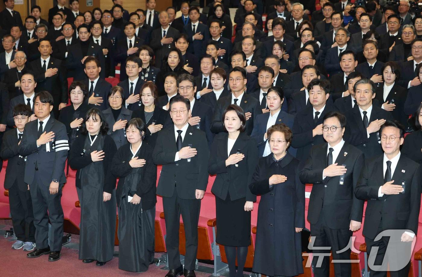 본문 이미지 - 이재명 대통령 내외, 권양숙 여사, 우원식 국회의장, 김민석 국무총리 등 참석자들이 31일 오전 서울 여의도 국회 의원회관에서 열린 고(故) 이해찬 전 국무총리 영결식에서 국민의례를 하고 있다. (공동취재) 2026.1.31/뉴스1 ⓒ News1 오대일 기자